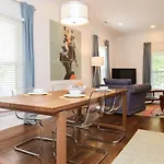 Bungalow & Tiny Guest House With Private Fenced Yard