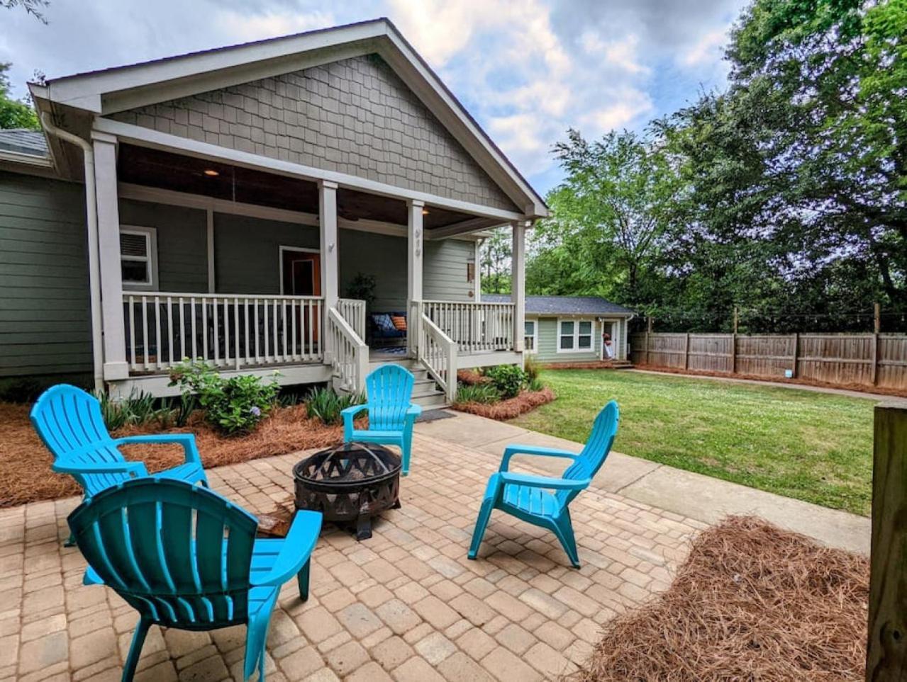 & Tiny With Private Fenced Yard Holiday home *